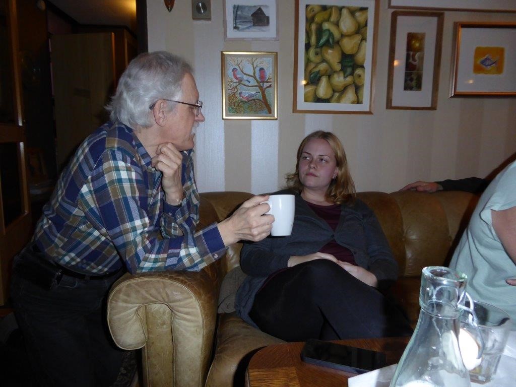 Thomas och Susanne i samtal om sparvpapegojor över en kopp kaffe.